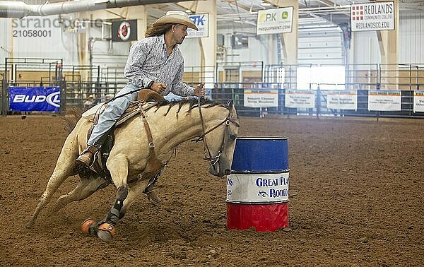 Oklahoma City  Oklahoma  Barrel Racing beim Great Plains Rodeo  einem jährlich stattfindenden Rodeo für Schwule  bei dem traditionelle Rodeowettbewerbe stattfinden und gleichzeitig die Kameradschaft der LGBTQ Gemeinschaft betont wird