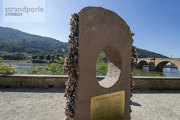 Der Liebesstein in Heidelberg. Hier haben Verliebte die Möglichkeit als Zeichen ihre ewigen Liebe Vorhängeschlösser anzubringen