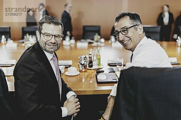 (L-R) Marco Buschmann (FDP)  Bundesminister der Justiz  und Cem Özdemir (Bündnis 90/Die Grünen)  Bundesminister für Landwirtschaft und Ernährung  aufgenommen im Rahmen der wöchentlichen Kabinettsitzung in Berlin  21.08.2024