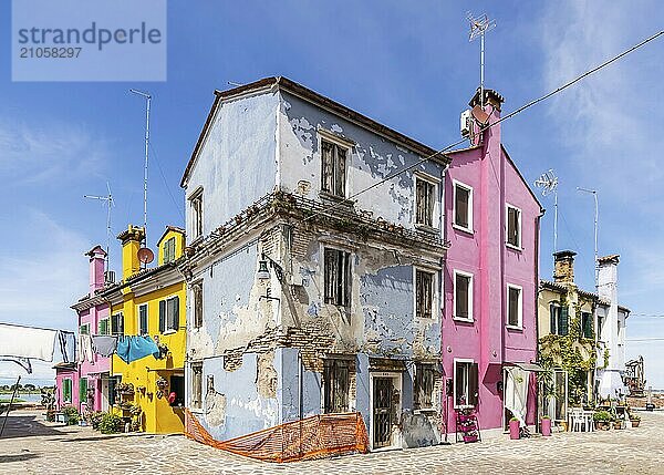 Stadtansicht von Burano mit bunt bemalten Häusern und Kanälen. Burano  Venedig  Venezien  Italien  Europa