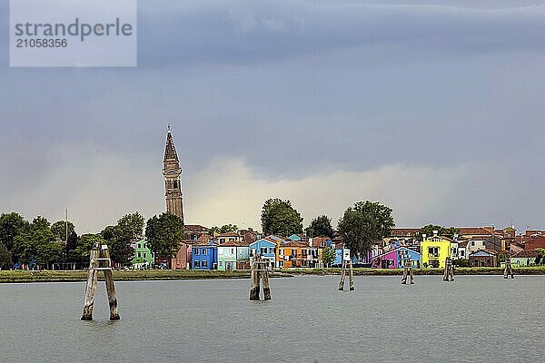 Stadtansicht von Burano mit bunt bemalten Häusern und Kanälen. Schiefer Kirchturm Campanile  Burano  Venedig  Venezien  Italien  Europa