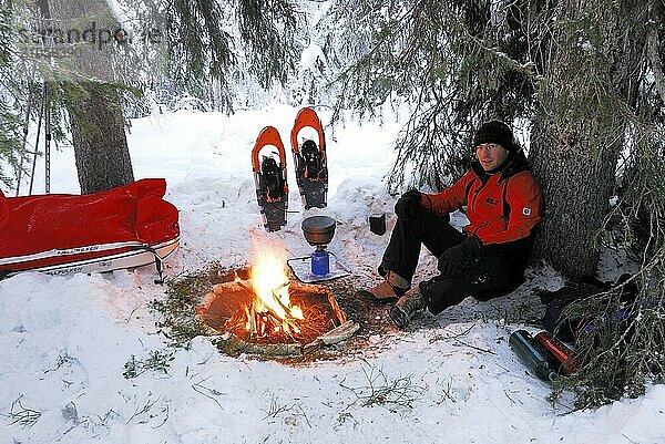 Ein Mann am Lagerfeuer  Muddus Nationalpark  Welterbe Laponia  Lappland  Norrbotten  Schweden  Skandinavien  Europa