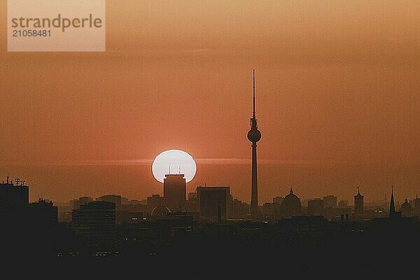 Der Sonnenaufgang zeichnet sich ab hinter der Stadtsilhouette mit dem Fernsehturm in Berlin  04.09.2024