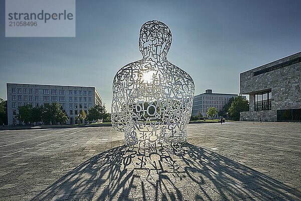 Body of Knowledge im Gegenlicht  Skulptur von Jaume Plensa  Theodor W. Adorno-Platz  Westend Campus  Goethe-Universität  Frankfurt am Main  Deutschland  Europa