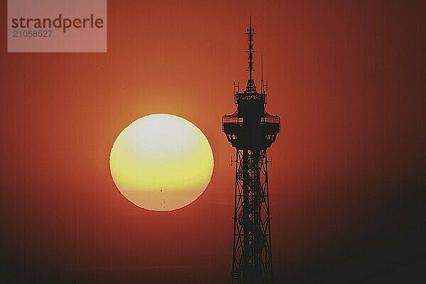 Der Sonnenaufgang zeichnet sich ab hinter dem Funkturm in Berlin  04.09.2024