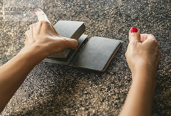 Blick über die Schulter eines Tarot Lesers beim Schneiden des Tarot Decks