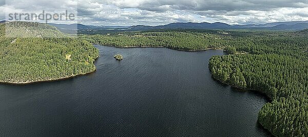 Loch an Eilein Castle  See mit Insel mit Schlossruine  Drohnenaufnahme  Rothiemurchus  Cairngorms National Park  Schottland  Großbritannien  Europa