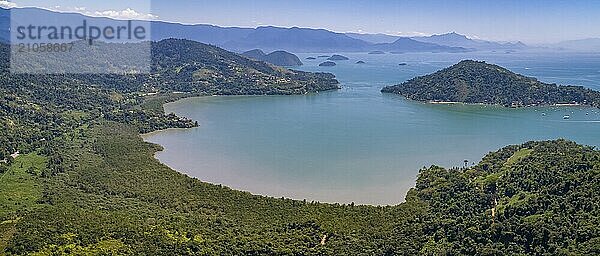 Luftbildpanorama einer fantastischen Bucht und Inseln mit Atlantikwald bei Tarituba  Grüne Küste  Brasilien  Südamerika