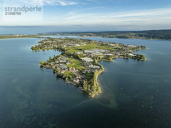 Luftbild  von der Nordwestspitze der Insel Reichenau im Bodensee  mit dem Ortsteil Niederzell und der Säulenbasilika St. Peter und Paul  am Ufer das Schloss Windegg  Landkreis Konstanz  Baden-Württemberg  Deutschland  Europa