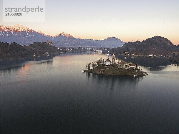 Luftaufnahme der wunderschönen hellen Herbstlandschaft bei Sonnenuntergang. Awesome Fairy tale See Bled in den Julischen Alpen  Slowenien  Europa. Amazing Aerial View at Mountain See. Bunte Natur Szenerie  Europa