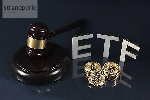 Bitcoin Münzen mit ETF Text und Richterhammer auf dunklem Hintergrund  Konzept der Genehmigung des Exchange Traded Fund