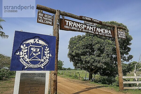 Eingang der berühmten Transpantaneira Straße (hier beginnt das Pantanal) mit Regierungsemblem (mehr als reine Macht) im nördlichen Pantanal  Mato Großo  Brasilien  Südamerika