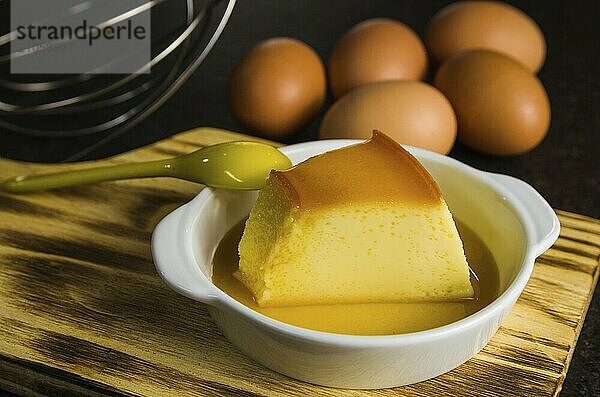 Traditionelle brasilianische Nachspeise  Milchpudding auf dunklem Hintergrund