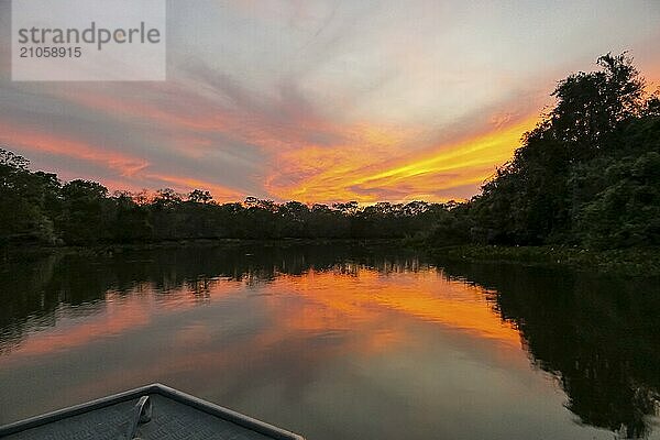 Blick vom Boot auf einen wunderschönen Sonnenuntergang am Pantanal Fluss mit Spiegelungen auf dem Wasser  Pantanal Feuchtgebiete  Mato Großo  Brasilien  Südamerika