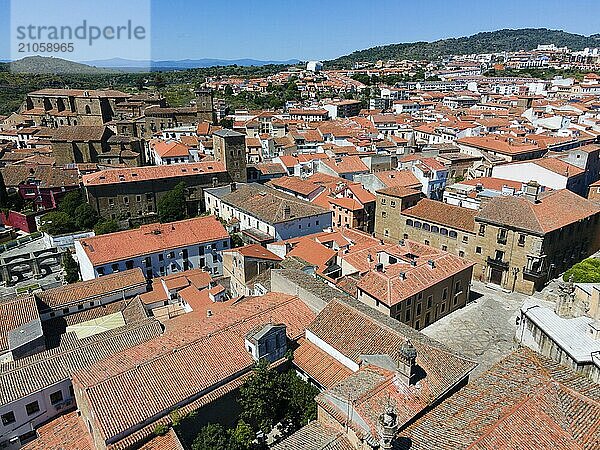 Stadtansicht mit vielen roten Ziegeldächern und historischen Gebäuden unter einem blauen Himmel  Luftaufnahme  Plasencia  Cáceres  Caceres  Extremadura  Spanien  Europa