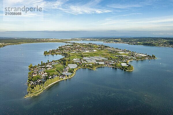 Luftbild  von der Nordwestspitze der Insel Reichenau im Bodensee  mit dem Ortsteil Niederzell und der Säulenbasilika St. Peter und Paul  am Ufer das Schloss Windegg  Landkreis Konstanz  Baden-Württemberg  Deutschland  Europa