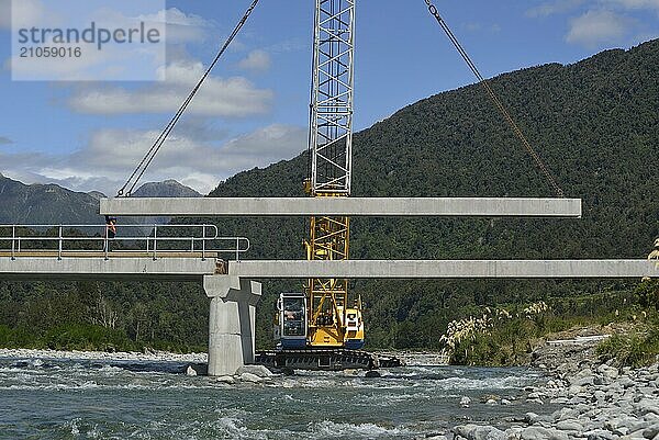 Bauarbeiter errichten eine Betonbrücke über einen kleinen Fluss in Westland  Neuseeland  Ozeanien