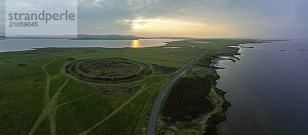 Ring of Brodgar  Steinkreis und Graben  Monument aus dem Neolithikum  UNESCO Weltkulturerbe  Drohnenaufnahme von ausserhalb des Geländes  Mainland  Insel Orkney  Schottland  Großbritannien  Europa