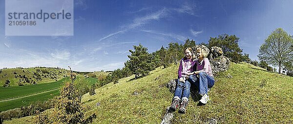 Mutter und Kind mit Ausblick ins Altmueltal bei Eichstätt  Bayern  Deutschland  Europa