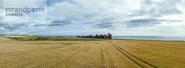 Slains Castle  Burgruine an der Steilküste  Drohnenaufnahme  Cruden Bay  Peterhead  Aberdeenshire  Schottland  Großbritannien  Europa