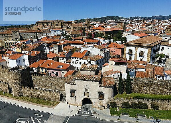 Stadttor und umgebende Mauern mit roten Ziegeldächern und historischen Gebäuden an einem sonnigen Tag  Luftaufnahme  Puerta de Trujillo  Stadttor  Stadtmauer  Plasencia  Cáceres  Caceres  Extremadura  Spanien  Europa