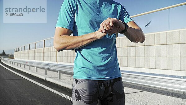 Junger fitter Mann joggt am Morgen im Freien auf der Laufstrecke. im Herbst auf der Straße