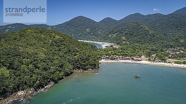 Luftaufnahme des kleinen Dorfes Picinguaba und der wunderschönen grünen Küstenlandschaft  Brasilien  Südamerika