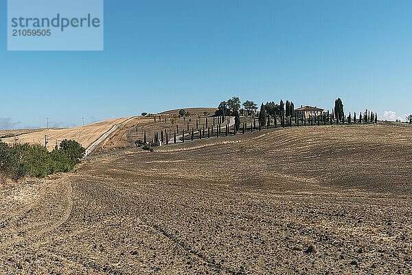 Schöne Aussicht auf die toskanische Landschaft und Sehenswürdigkeiten. Traubenfelder und Olivenöl. Von Montalcino über Montepulciano bis Siena. Sommer in Italien