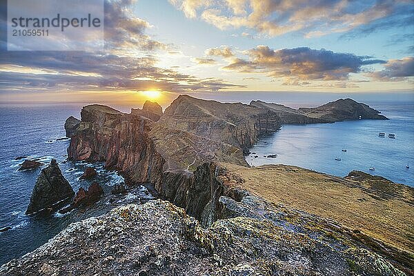 Madeira Insel malerische zerklüftete Landschaft  Ponta do Sao Lourenco Kap auf Sonnenaufgang  Abismo Aussichtspunkt. Madeira  Portugal  Europa