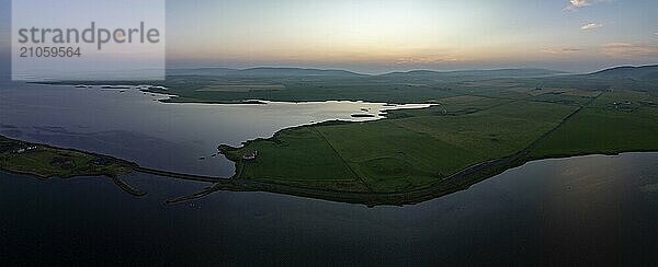 Stones of Stenness Circle and Henge  Steinkreis und Graben  neolithisches Monument  UNESCO Weltkulturerbe  Drohenaufnahme von ausserhalb des Geländes  vorne Loch of Stenness  hinten Loch of Harray  Mainland  Insel Orkney  Schottland  Großbritannien  Europa