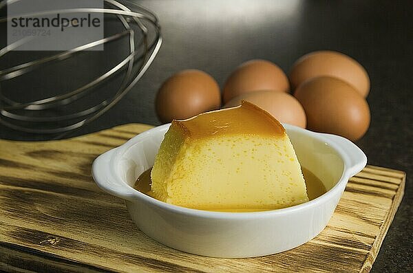 Traditionelle brasilianische Nachspeise  Milchpudding auf dunklem Hintergrund