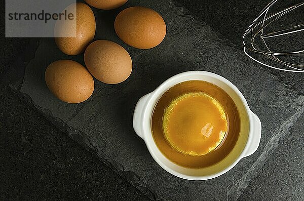 Traditionelle brasilianische Nachspeise  Milchpudding auf dunklem Hintergrund