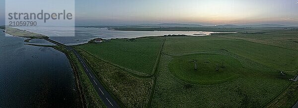 Stones of Stenness Circle and Henge  Steinkreis und Graben  neolithisches Monument  UNESCO Weltkulturerbe  Drohenaufnahme von ausserhalb des Geländes  Mainland  Insel Orkney  Schottland  Großbritannien  Europa