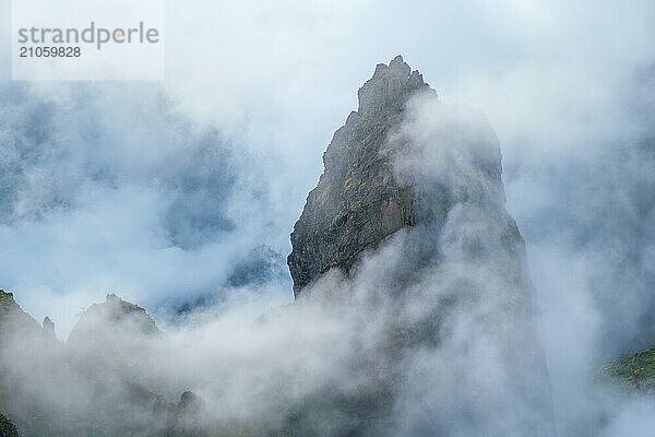 Ein in Nebel und Wolken gehüllter Berg. In der Nähe von Pico de Arieiro  Insel Madeira  Portugal  Europa