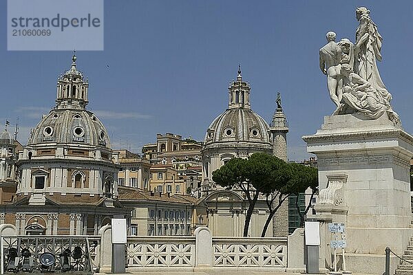 Blick vom Monumento Vittorio Emanuele II  Piazza Venezia  auf die Kirche Santa Maria di Loreto  dahinter die Zwillingskirche Santissimo Nome di Maria al Foro Traiano  Rom  Italien  Europa