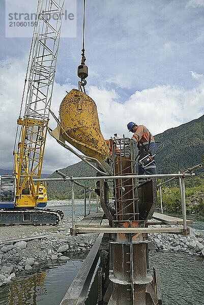 Bauarbeiter errichten eine Betonbrücke über einen kleinen Fluss in Westland  Neuseeland  Ozeanien