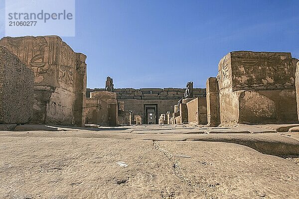 Erkunden Sie den bezaubernden Luxor Tempel  ein Zeugnis des dauerhaften Erbes Ägyptens. Dieses Foto zeigt die prächtige Architektur des Tempels  die in der Abenddämmerung beleuchtet ist und einen warmen  goldenen Schein auf die alten Steinbauten wirft. Der Luxor Tempel  der dem Gott Amun Ra gewidmet ist  hat Tausende von Jahren Geschichte erlebt und zieht die Besucher auch heute noch mit seiner Pracht in seinen Bann. Wenn Sie vor diesen alten Mauern stehen  können Sie nicht anders  als das Gewicht der reichen Vergangenheit Ägyptens zu spüren. Ein Muß für Geschichtsbegeisterte und Liebhaber des Weltkulturerbes