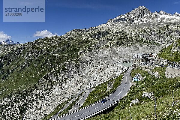 Hotel Belvédère am Furkapass  das berühmteste Passhotel der Welt. Das Gebäude ist geschlossen und verfällt. Ein Lost place. Drohnenfoto. Obergoms  Kanton Wallis  Schweiz  Europa