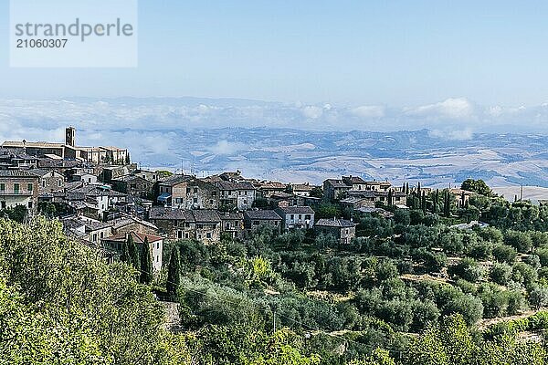 Schöne Aussicht auf die toskanische Landschaft und Sehenswürdigkeiten. Traubenfelder und Olivenöl. Von Montalcino über Montepulciano bis Siena. Sommer in Italien