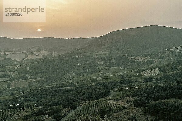 Schöne Aussicht auf die Toskana. Brunello di Montalcino Weinfelder vom Castello di Velona. Sommerlandschaft und Wahrzeichen in der Nähe von Montalcino