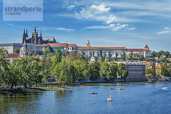 Panoramablick auf die Moldau und die Prager Burg (Gradchany)  den Veitsdom und die Karlsbrücke sowie Menschen in Paddelbooten in Prag  Tschechische Republik  Europa