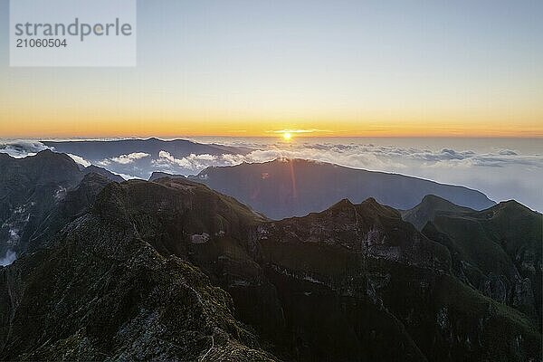 Drohnenansicht der Berge über den Wolken in der Nähe des Pico Ruivo bei Sonnenuntergang. Insel Madeira  Portugal  Europa