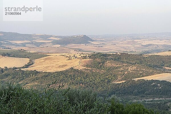 Schöne Aussicht auf die Toskana. Brunello di Montalcino Weinfelder vom Castello di Velona. Sommerlandschaft und Wahrzeichen in der Nähe von Montalcino