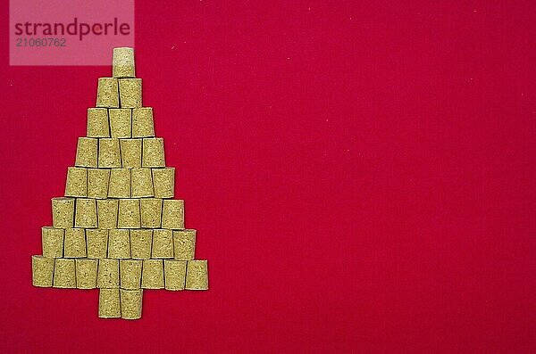 Hintergrund mit Weihnachtsthema  Weihnachtsbaum mit Weinkorken auf rotem Hintergrund