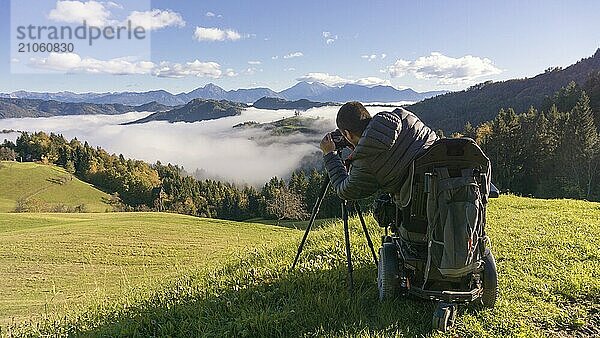 Mann im Rollstuhl macht Fotos von schöner Landschaft