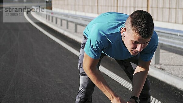 Junger fitter Mann joggt am Morgen im Freien auf der Laufstrecke. im Herbst auf der Straße