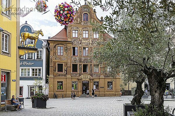 Stadtansicht von Ellwangen  Haus Zimmerle mit prächtiger Fassadenmalerei. Heute Adler Apotheke  früher Postgasthof. Skulptur eines goldenen Pferdes. Ellwangen  Baden-Württemberg  Deutschland  Europa