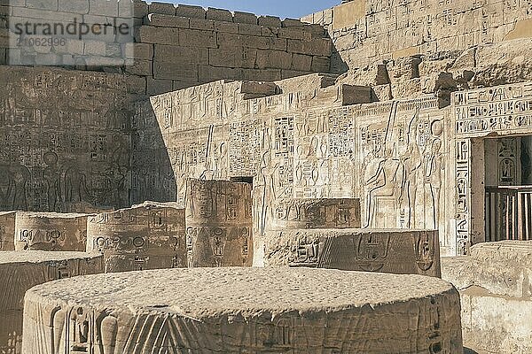 Erkunden Sie den bezaubernden Luxor Tempel  ein Zeugnis des dauerhaften Erbes Ägyptens. Dieses Foto zeigt die prächtige Architektur des Tempels  die in der Abenddämmerung beleuchtet ist und einen warmen  goldenen Schein auf die alten Steinbauten wirft. Der Luxor Tempel  der dem Gott Amun Ra gewidmet ist  hat Tausende von Jahren Geschichte erlebt und zieht die Besucher auch heute noch mit seiner Pracht in seinen Bann. Wenn Sie vor diesen alten Mauern stehen  können Sie nicht anders  als das Gewicht der reichen Vergangenheit Ägyptens zu spüren. Ein Muß für Geschichtsbegeisterte und Liebhaber des Weltkulturerbes