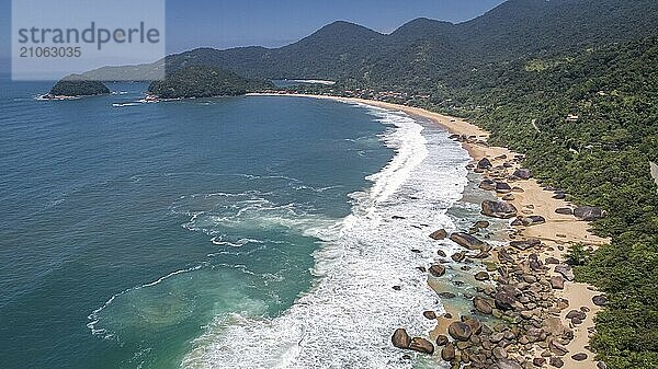 Blick aus der Luft auf die wunderschöne grüne Küste und die mit Atlantikwald bedeckten Berge  Picinguaba  Brasilien  Südamerika