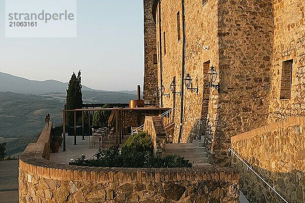 Schöne Aussicht auf die Toskana. Brunello di Montalcino Weinfelder vom Castello di Velona. Sommerlandschaft und Wahrzeichen in der Nähe von Montalcino